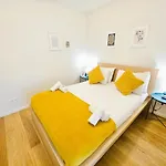 Lägenhet Warm&bright 1br Flat With Terrace And Parking *