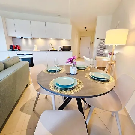 Lägenhet Warm&bright 1br Flat With Terrace And Parking